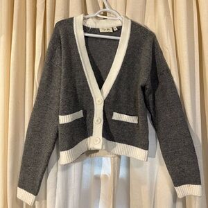 Women's Gray and White Cardigan Sweater